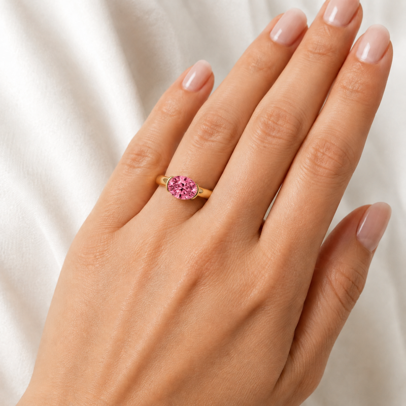 Anillo de compromiso de oro de 18 quilates con turmalina rosa ovalada de 2 quilates y engaste horizontal.-2