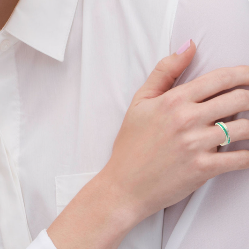 Anel de casamento em ouro branco de 10 quilates com esmeralda redonda de 0,25 quilates (total) e diamantes criados em laboratório (3EX).-3