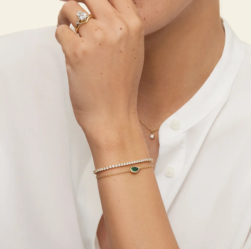 Pulseira de casal com corrente elástica em ouro branco de 10 quilates com esmeralda sintética em corte pera.-2