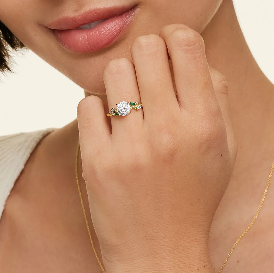 Anillo de compromiso personalizado Arden de oro blanco de 10 quilates de 0,5 a 3 quilates con diamante ovalado creado en laboratorio de 0,1 quilates con esmeralda y certificación IGI.-2