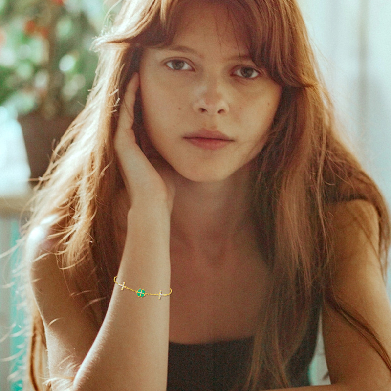 Pulsera con dije de trébol de cuatro hojas de moissanita en forma circular de oro de 10 quilates-2