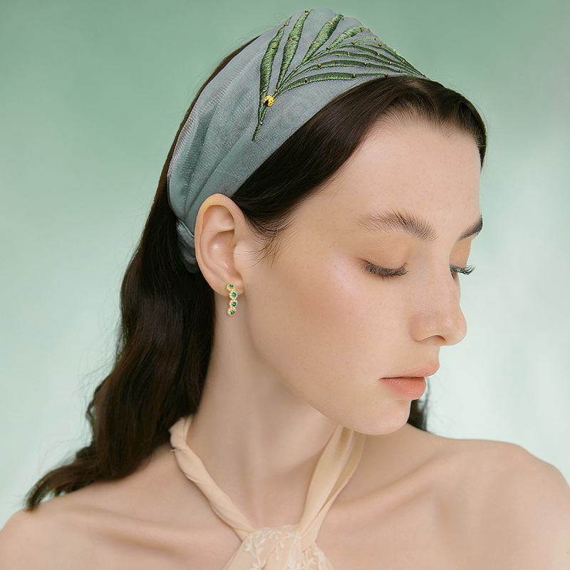 Brincos de pino em forma de flores silvestres com zircónias cúbicas circulares em ouro 14K.-2