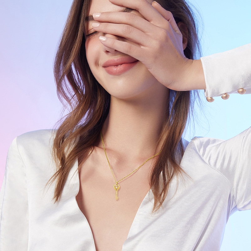 Colar com pendente de chave em cristal e ouro 10K-2