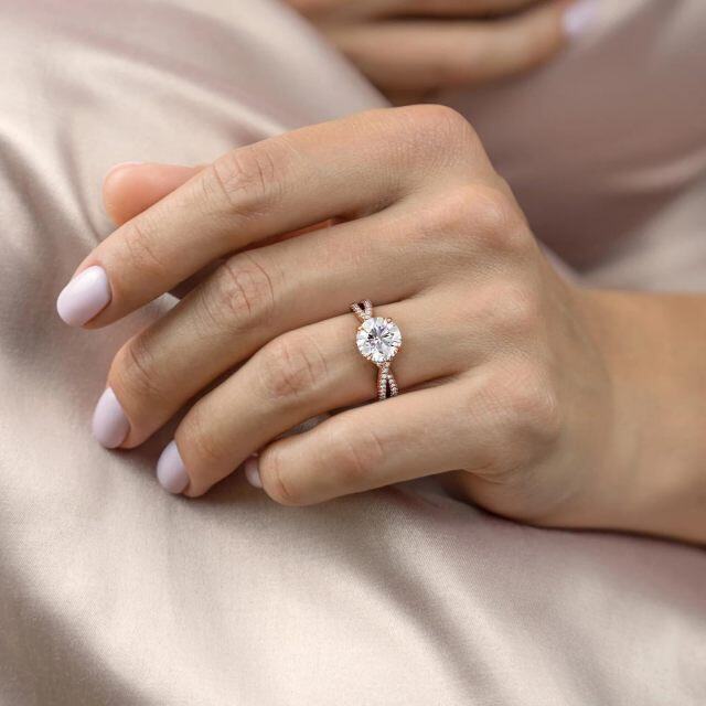 Anello di fidanzamento con incisione personalizzata in moissanite circolare da 1 CT in oro 10K-2