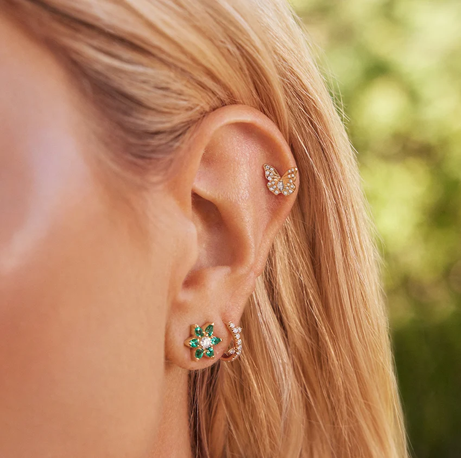 Aretes tipo botón Flora de oro de 10 quilates con diamantes y esmeralda-2