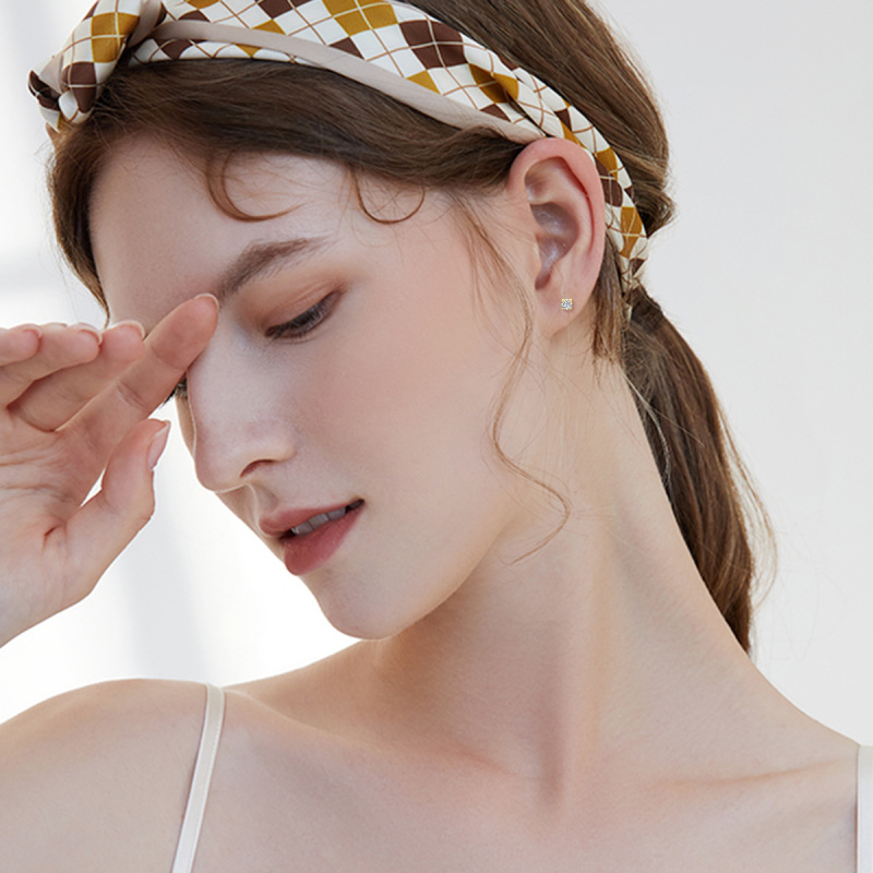 Brincos em ouro 18K com diamantes redondos-2