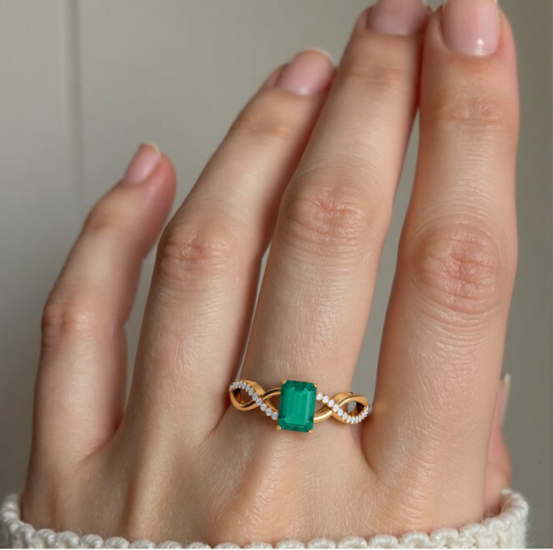 10-karatowa złota obrączka koktajlowa ze szmaragdem i diamentami o masie całkowitej 0,16 ct-2