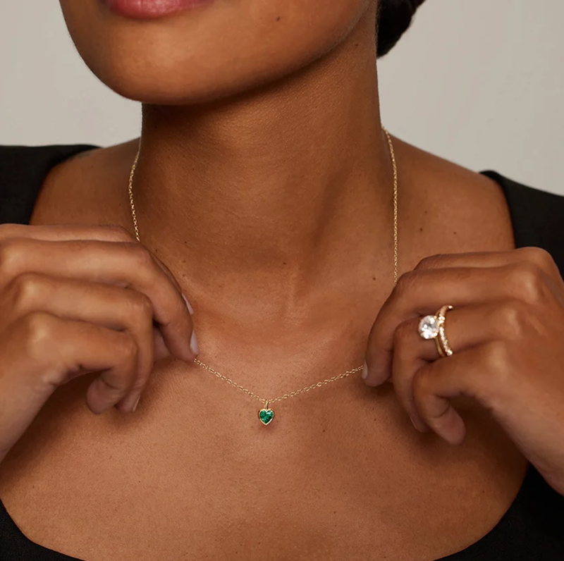 Collar con colgante de esmeralda creada en laboratorio con corte de corazón en oro de 10 quilates-2