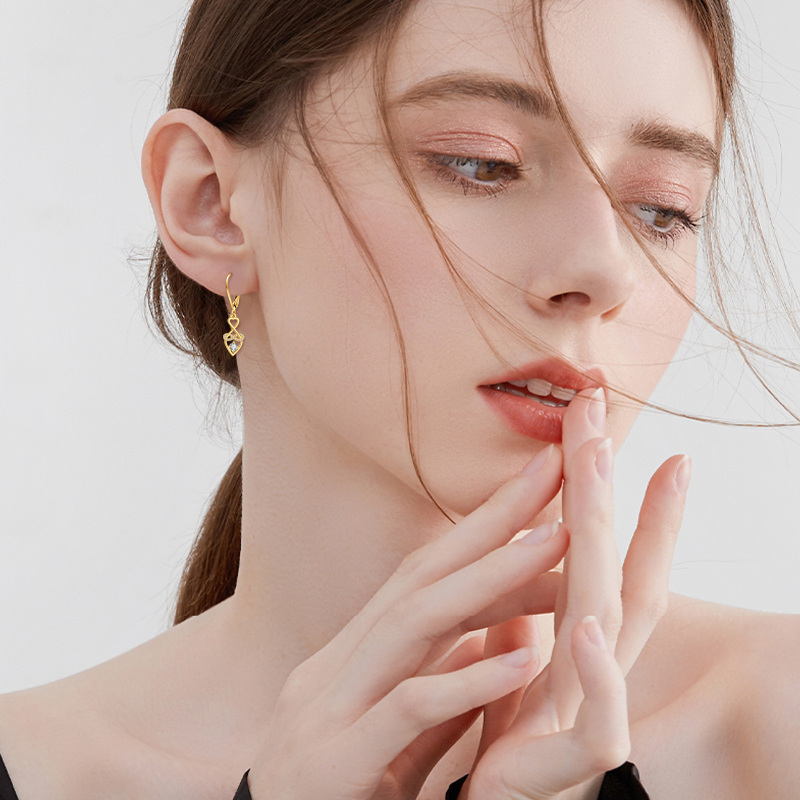 Brincos coração com zircónia cúbica em ouro 10K-2