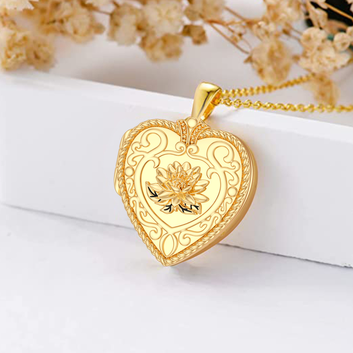 Collar con medallón de foto personalizado con corazón de lirio de oro de 10 quilates-3