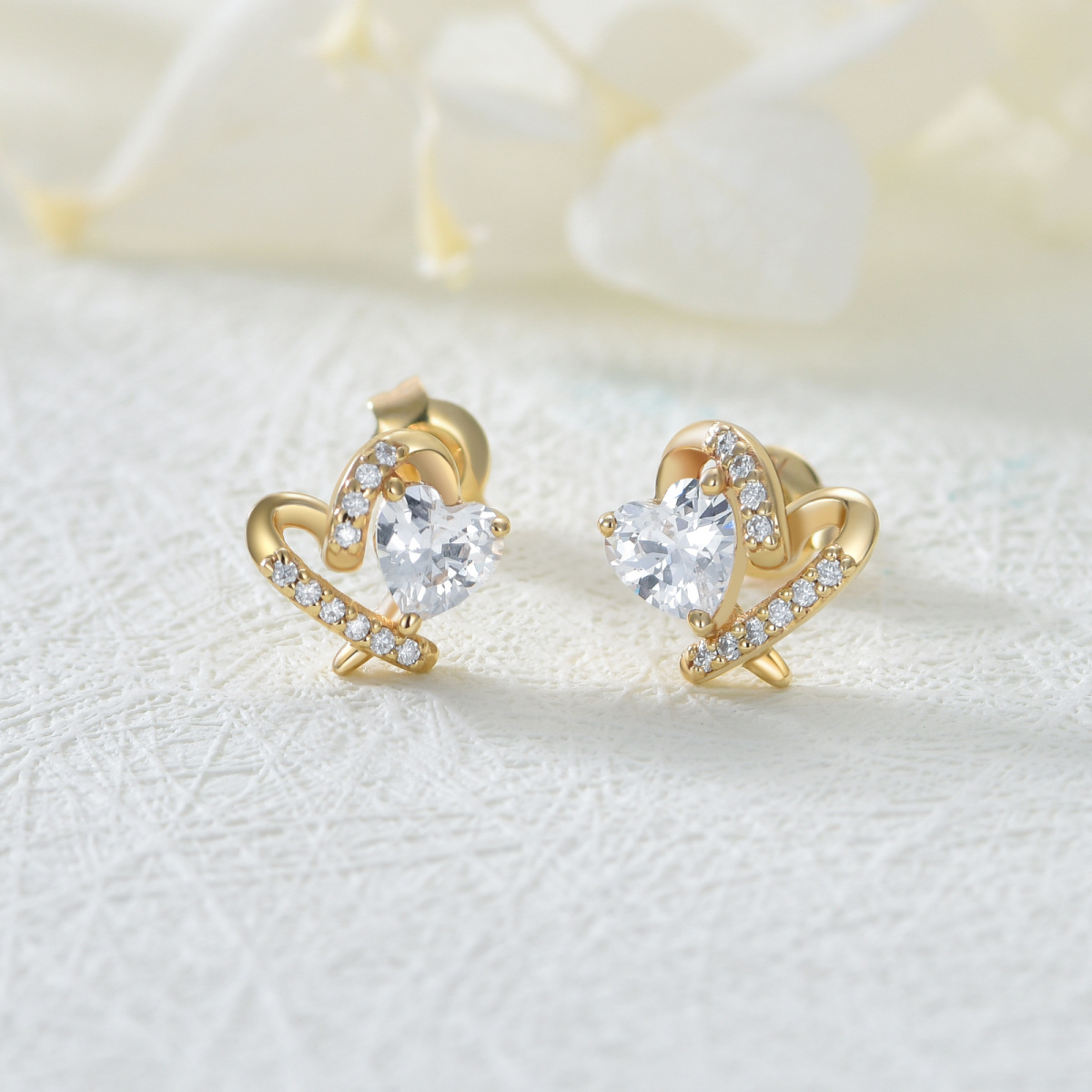 Boucles d'oreilles à tige en forme de cœur en or 10 carats et moissanite-3