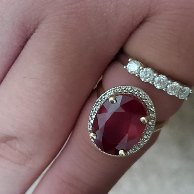 Anel personalizado com gema oval em ouro de 9 quilates-2