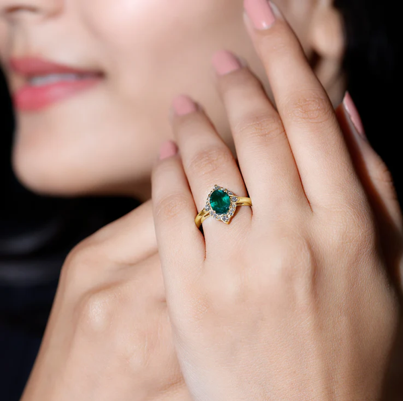 Aliança de noivado em ouro branco de 10 quilates com esmeralda oval e diamantes de 0,35 quilates (total) em estilo vintage.-3