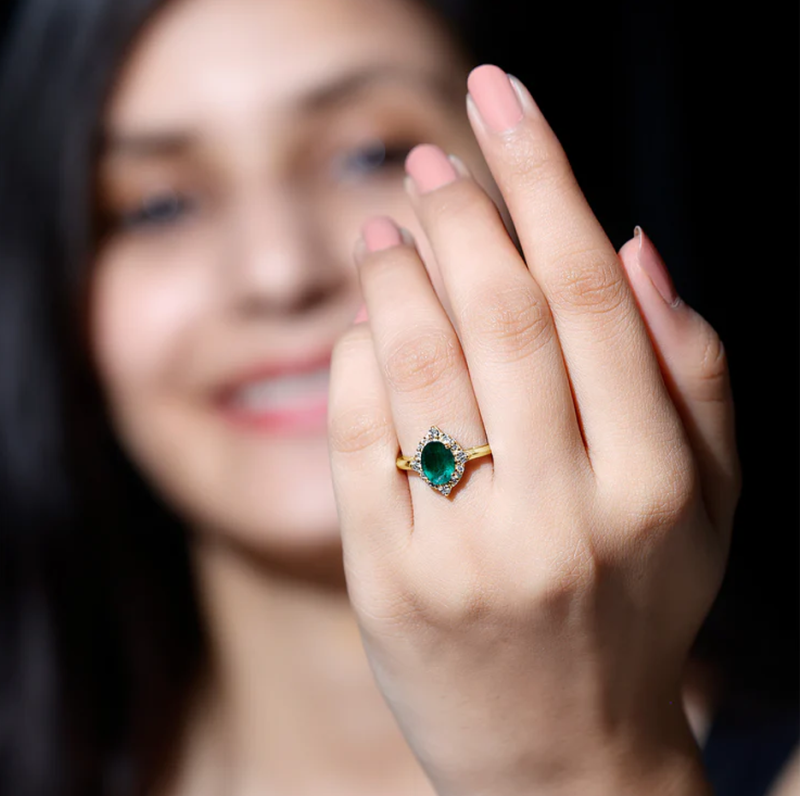 Aliança de noivado em ouro branco de 10 quilates com esmeralda oval e diamantes de 0,35 quilates (total) em estilo vintage.-4