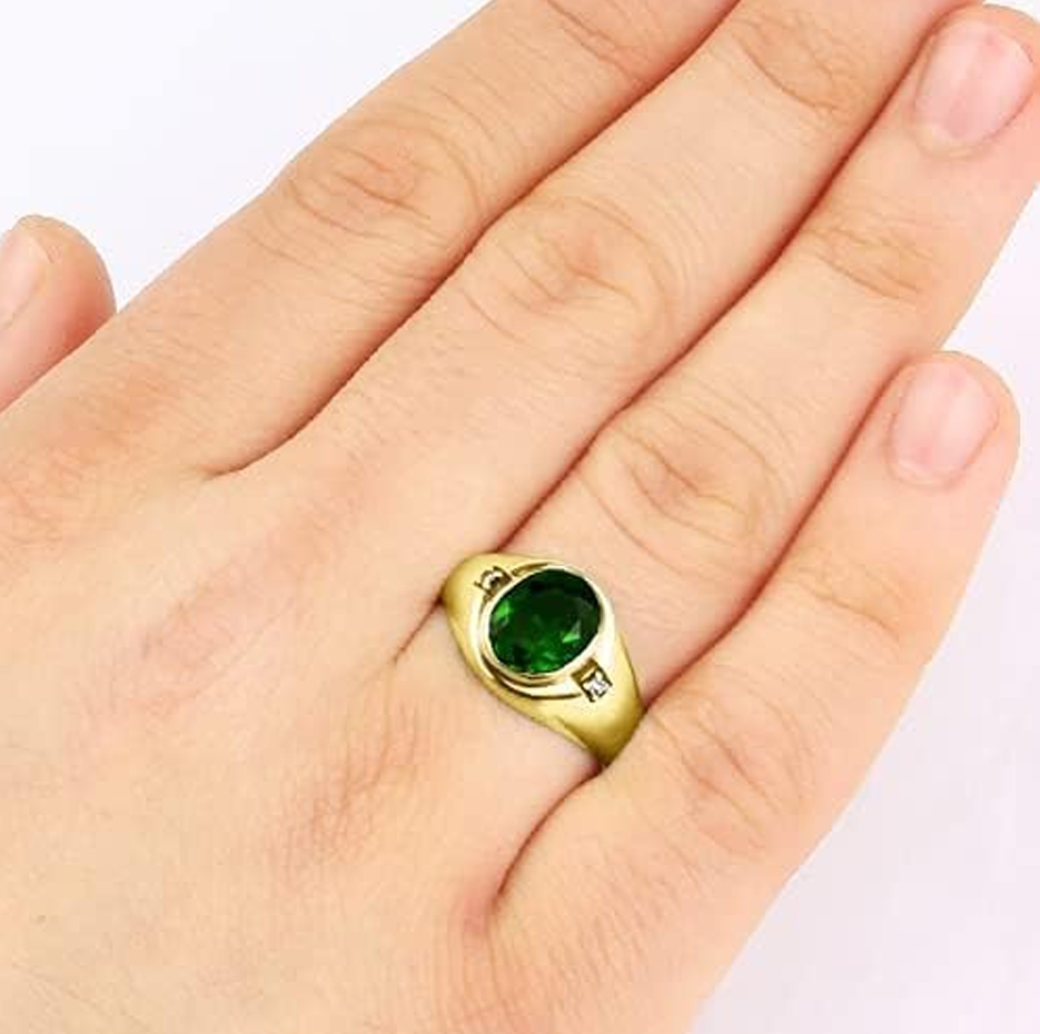 Aliança de casamento masculina em ouro 10K com esmeralda e 2 detalhes em diamantes-2