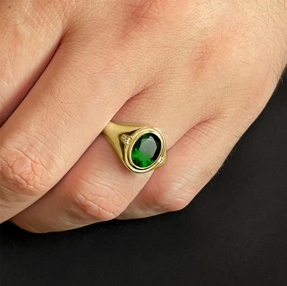 Aliança de casamento masculina em ouro 10K com esmeralda e 2 detalhes em diamantes-3
