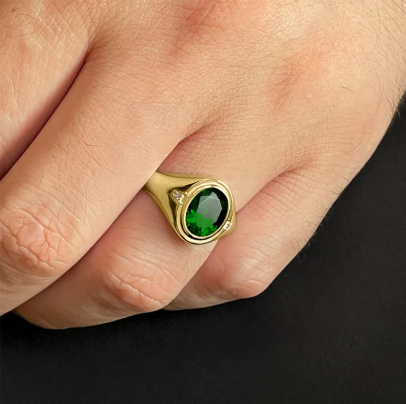 Alianza de boda para hombre en oro de 10 quilates con esmeralda de talla ovalada y dos diamantes.-3