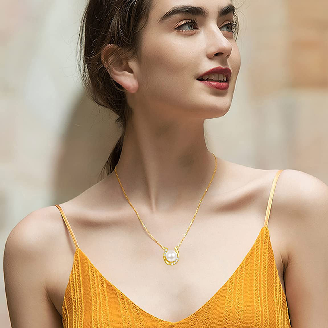 Collar con colgante de herradura de perla de oro de 10 quilates con circonita cúbica para mujer-2