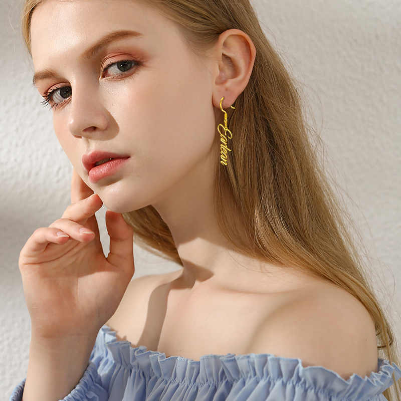 Pendientes clásicos personalizados con nombre en oro de 18 quilates-2