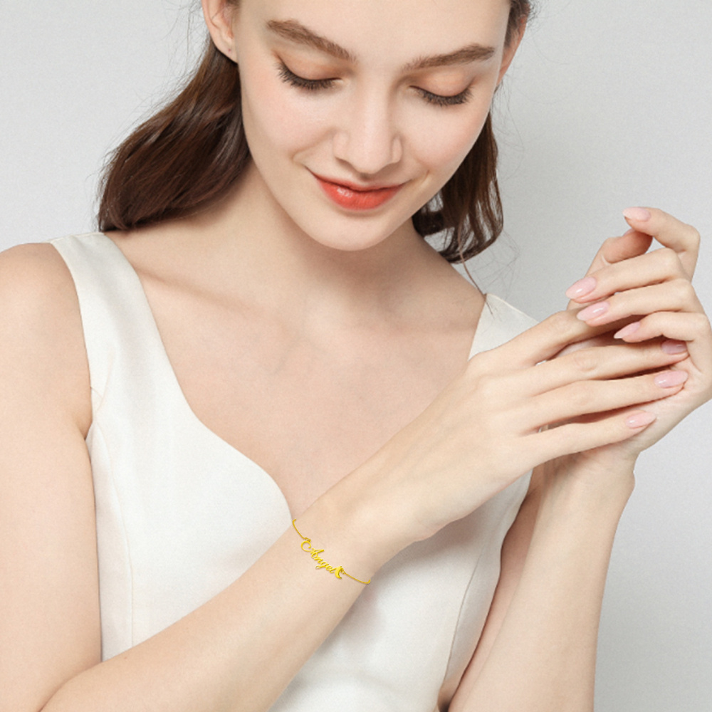 Personalisiertes klassisches Namens-Charm-Armband aus 10 Karat Gold-2