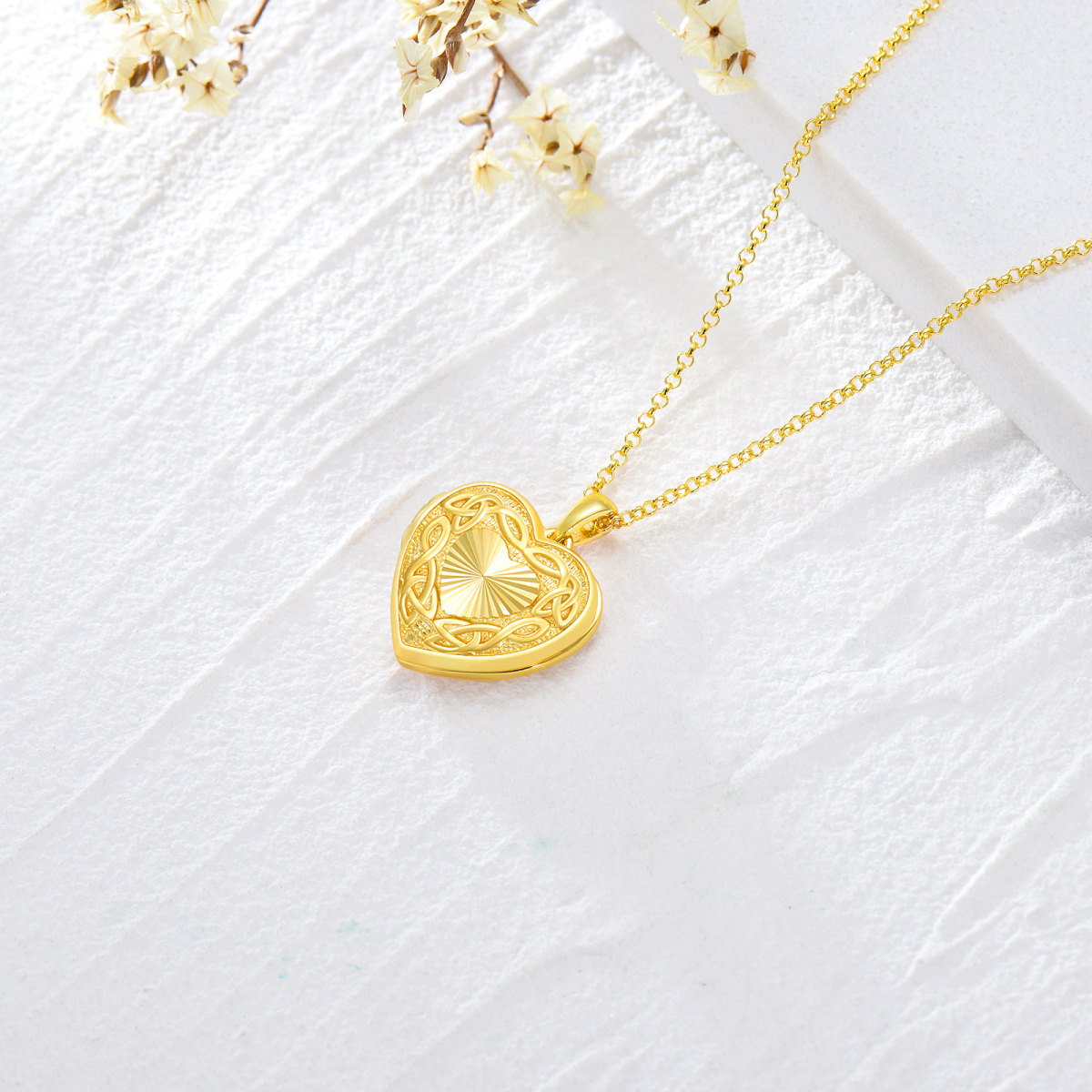 Collana con ciondolo a forma di cuore e nodo celtico in oro 10 carati-4