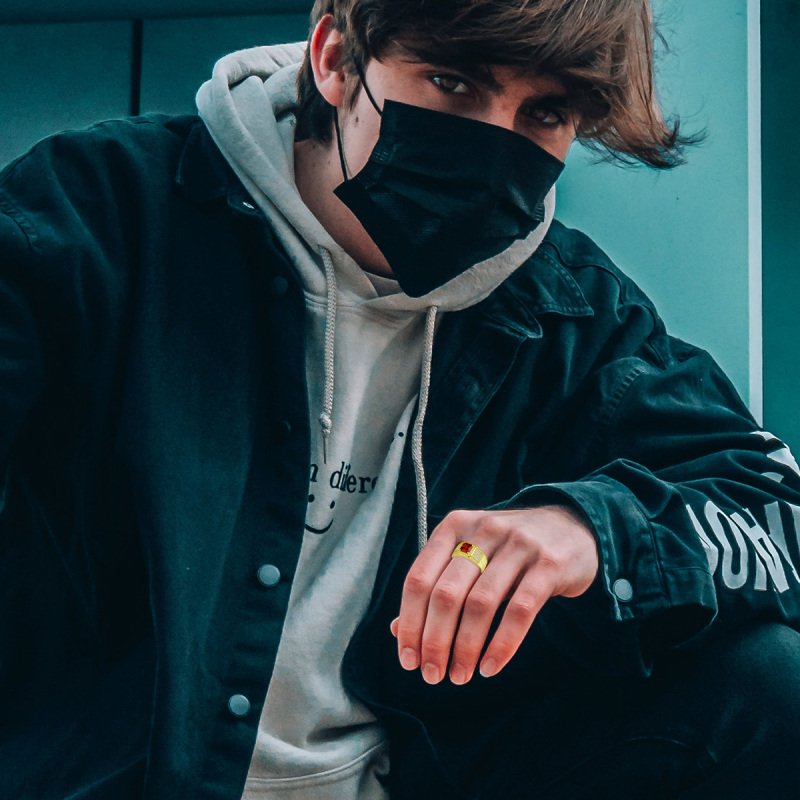 Anel masculino personalizado com gravação em ouro branco 10K e granada princesa.-3