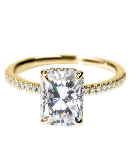 Quadratischer Ehering aus 10 Karat Gold mit Moissanit in Prinzessform