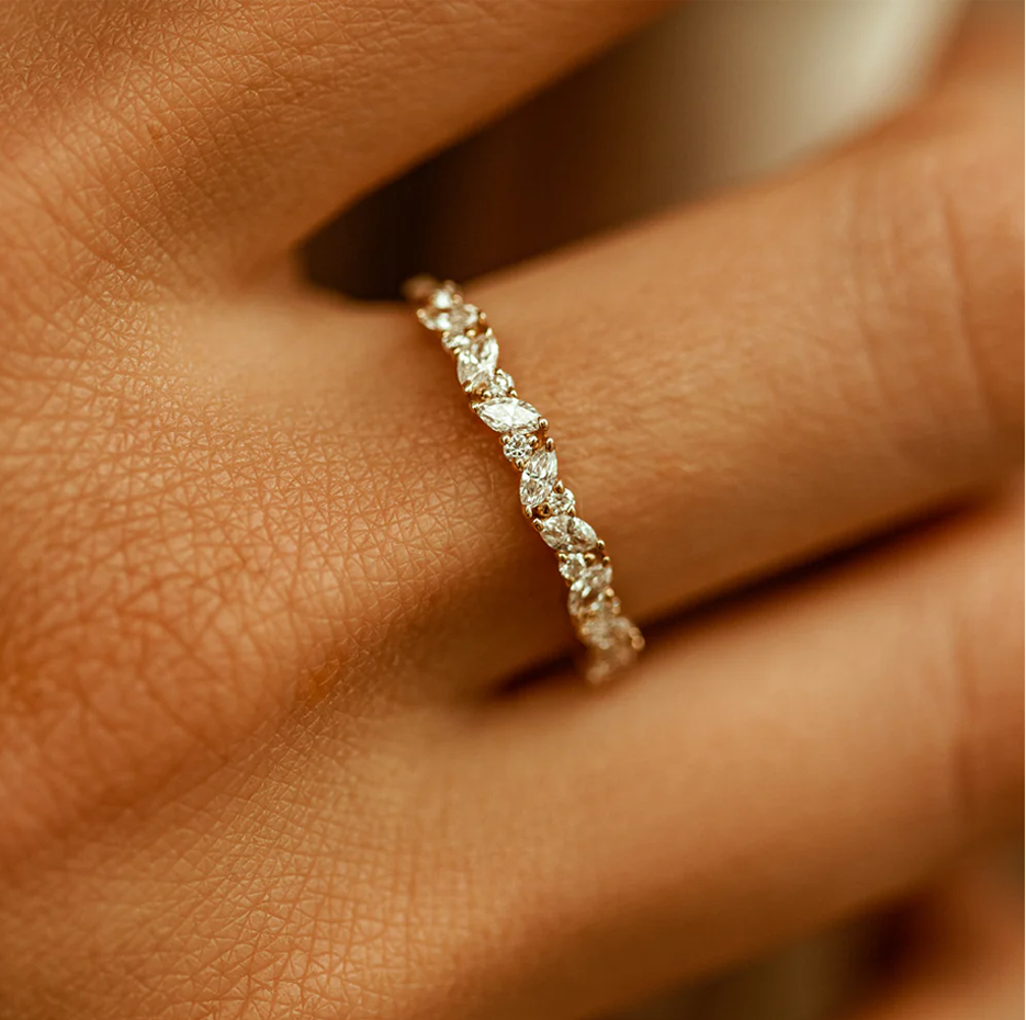 Anillo de oro de 10 quilates con diamantes redondos y marquesa inclinada, color D, claridad VVS-VS-2