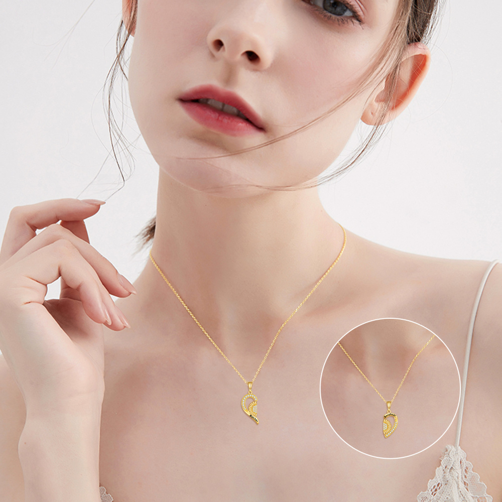 Collar con colgante de corazón de girasol y circonita cúbica en oro de 10 quilates con palabra grabada-2