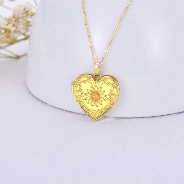 Collar con medallón con foto grabado personalizado en forma de corazón de girasol de oro de 10 quilates-3