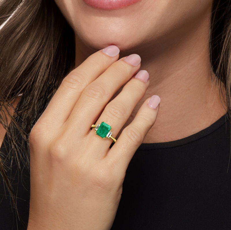 Anillo de promesa de aniversario personalizado en oro de 10 quilates con esmeralda creada en laboratorio de 2 a 7 quilates y topacio blanco talla esmeralda de 0,3 quilates.-2