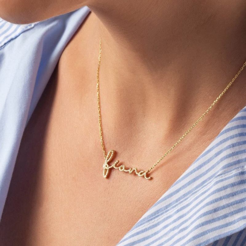 Collar con colgante clásico de nombre en oro de 10 quilates con circonita-2