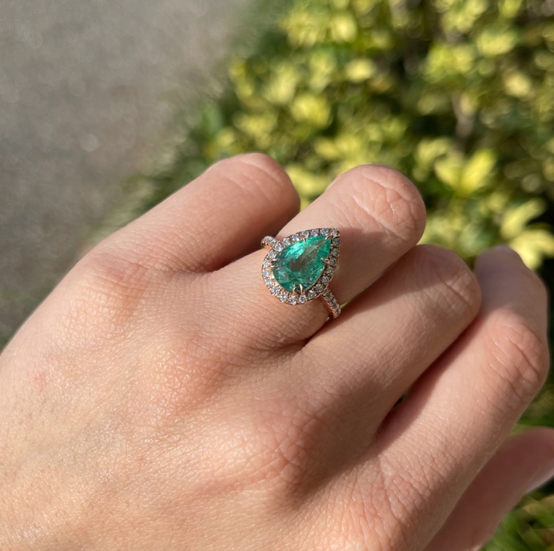 Bague de fiançailles en or blanc 10 carats, sertie d'une émeraude taille poire de 3,5 carats au total et d'un halo de diamants naturels, couleur H-J, pureté VS1-VS2.-2