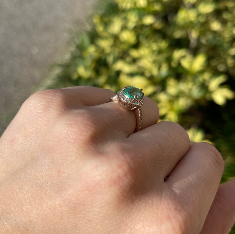 Bague de fiançailles en or blanc 10 carats, sertie d'une émeraude taille poire de 3,5 carats au total et d'un halo de diamants naturels, couleur H-J, pureté VS1-VS2.-3