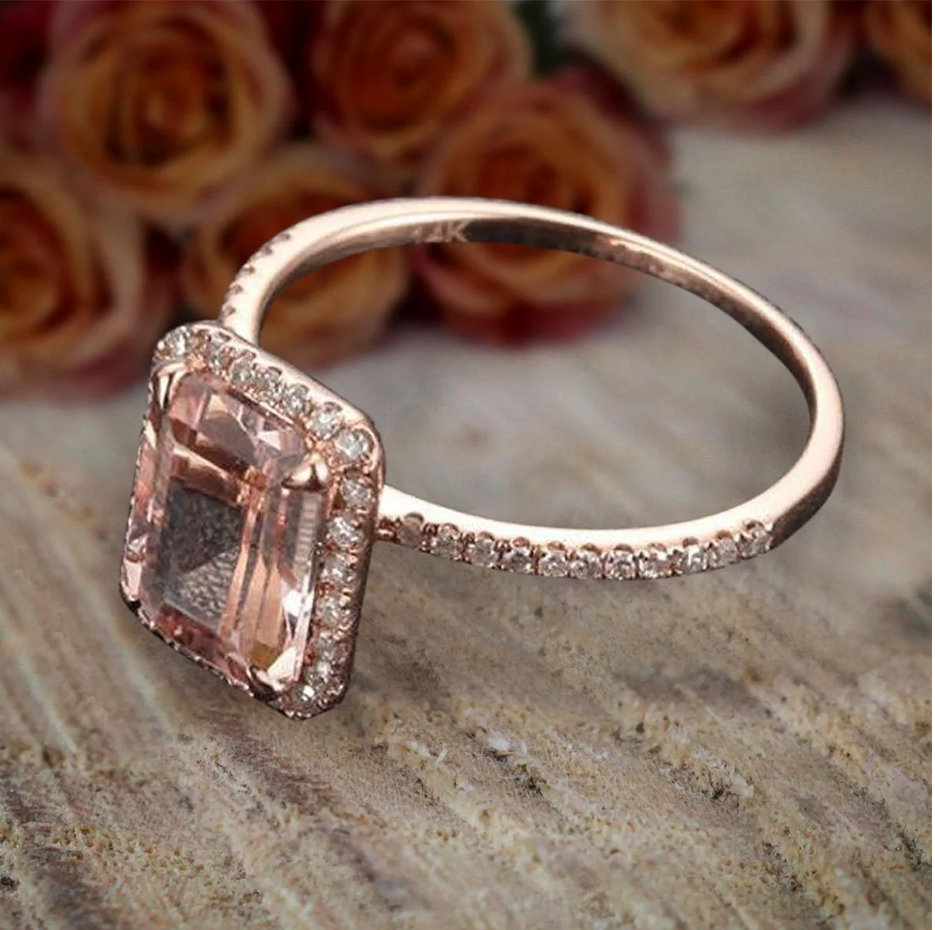 Anillo de compromiso personalizado para pareja en oro rosa de 10 quilates con 2 quilates de peso total y corte esmeralda, creado en laboratorio, con morganita rosa melocotón.-2