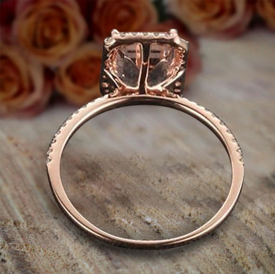 Anillo de compromiso personalizado para pareja en oro rosa de 10 quilates con 2 quilates de peso total y corte esmeralda, creado en laboratorio, con morganita rosa melocotón.-3