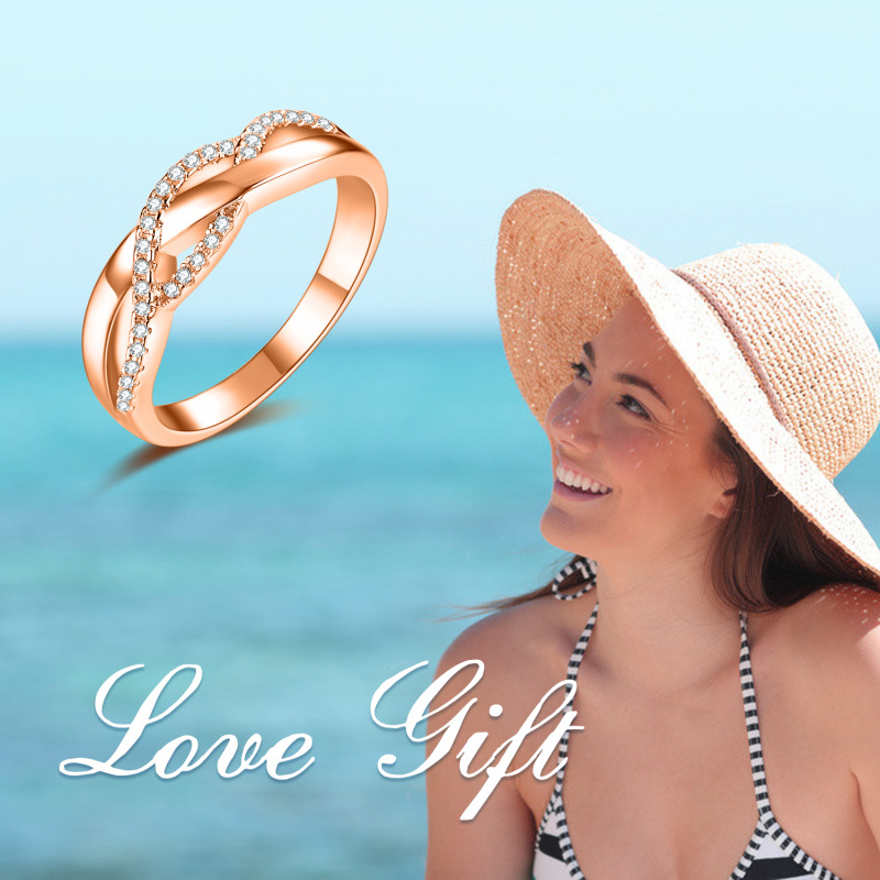 Anel clássico personalizado com nome em ouro rosa 10K e zircónias cúbicas-6