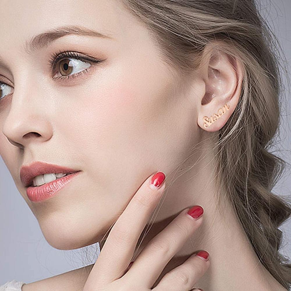 Brincos de pino com nome clássico personalizado em ouro rosa 18K-2