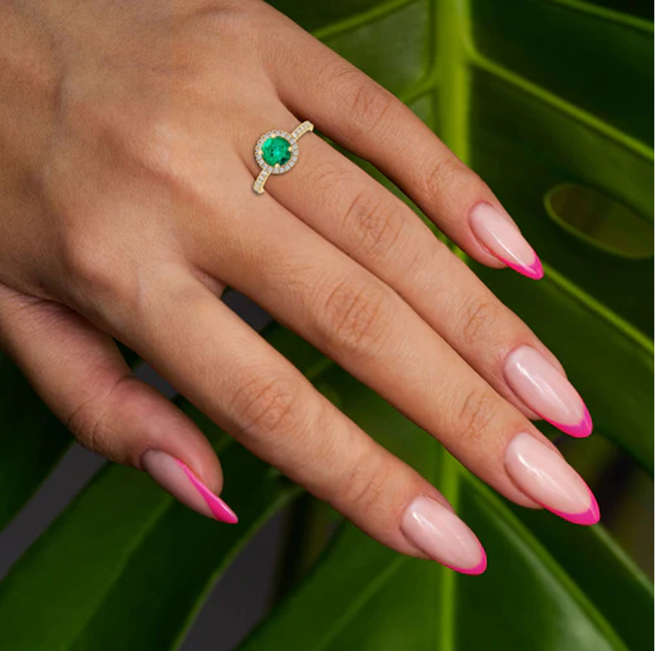 Anillo de compromiso de oro rosa de 10 quilates con halo de diamantes y esmeralda de talla redonda-2