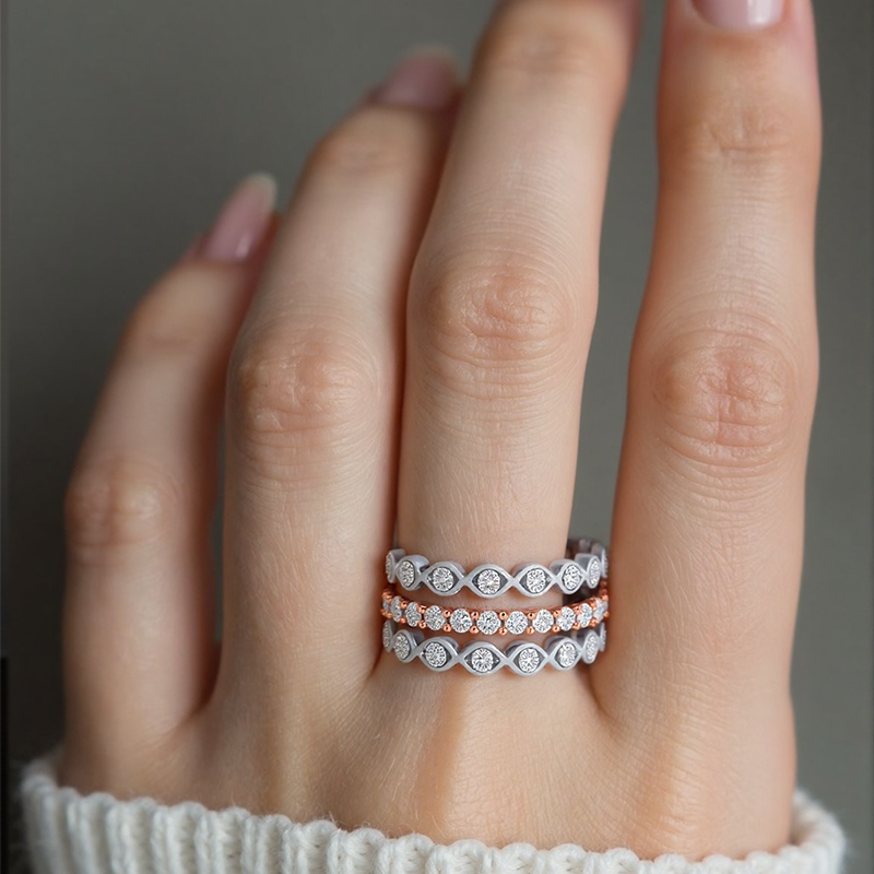 Anel empilhável personalizado com diamantes em corte redondo em ouro branco 10K, cor J, pureza I1, certificado IGI 3EX-5