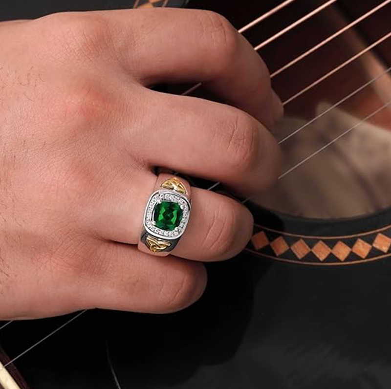 Aliança de casamento para homem em ouro bicolor de 10 quilates com esmeralda lapidada em almofada e 0,2 quilates de diamantes.-2