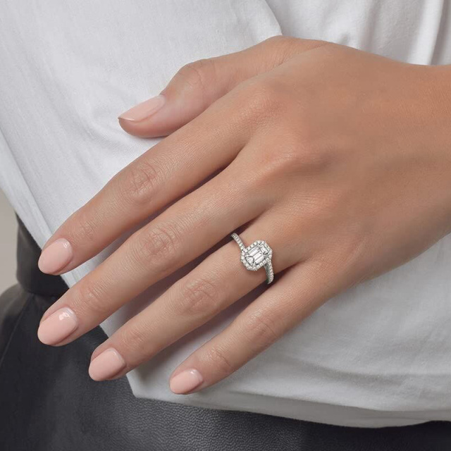 Anillo de compromiso con halo de grabado personalizado de moissanita de talla esmeralda de 1 quilate y oro blanco de 10 quilates-2