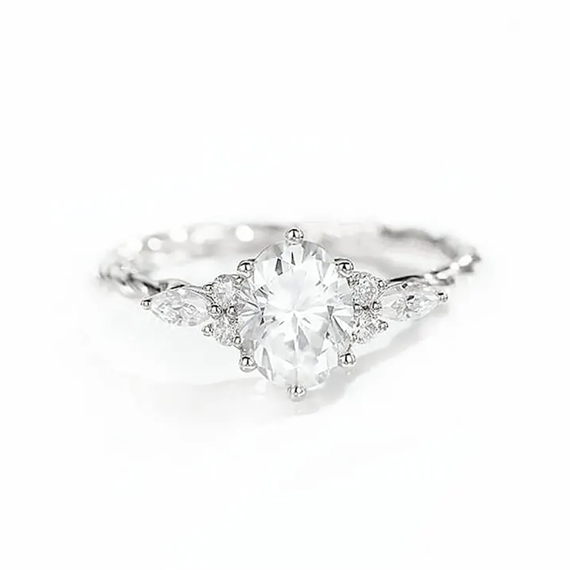 Anillo de compromiso con grabado personalizado en oro blanco de 10 quilates con moissanita ovalada de 1,25 quilates.-1