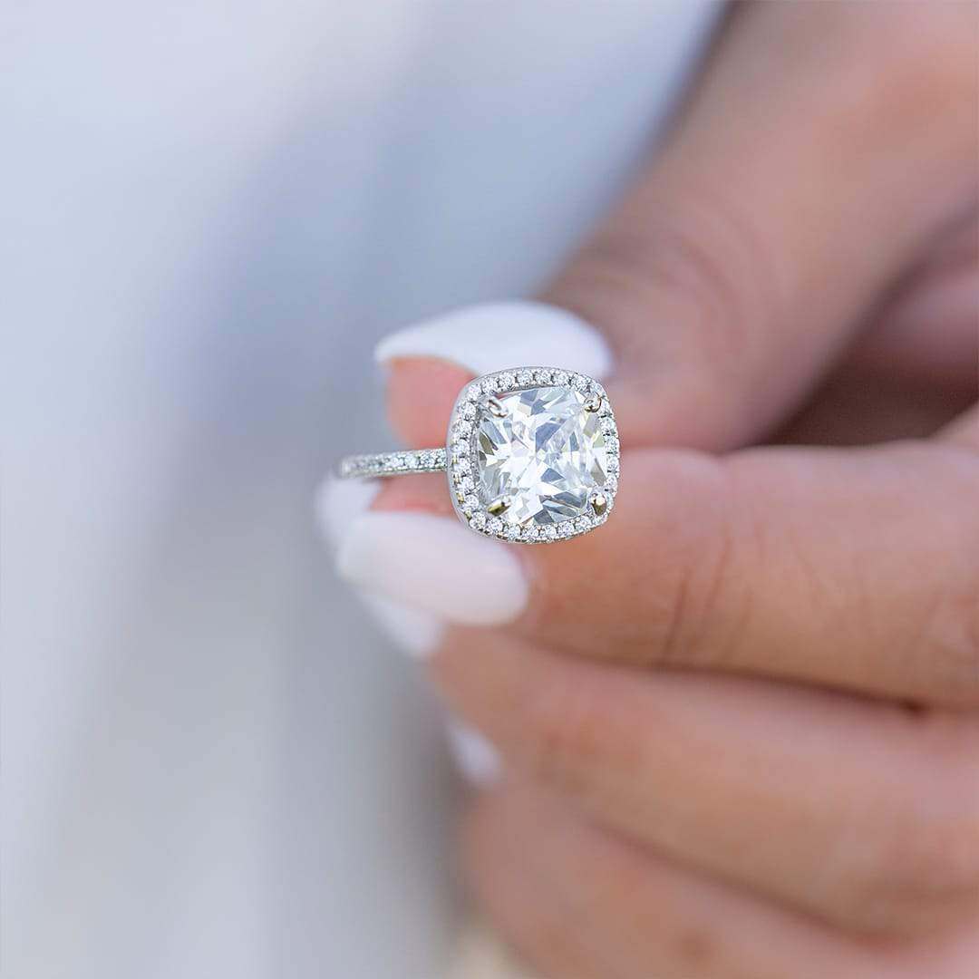 Anillo de compromiso de moissanita en forma circular de oro blanco de 10 quilates-5