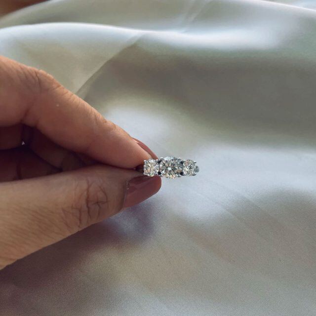 Anello di fidanzamento circolare in oro bianco 10K a forma di moissanite rotonda-3