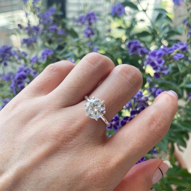 Anello di fidanzamento di coppia con incisione personalizzata in oro bianco 10K e moissanite circolare da 3 CT-3