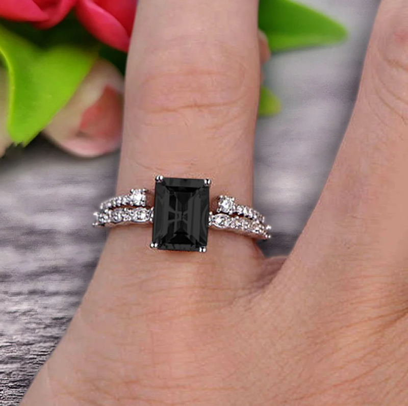 Conjunto de noivado para casal em ouro branco de 10 quilates com moissanita preta lapidada em esmeralda de 2 quilates (total)-2