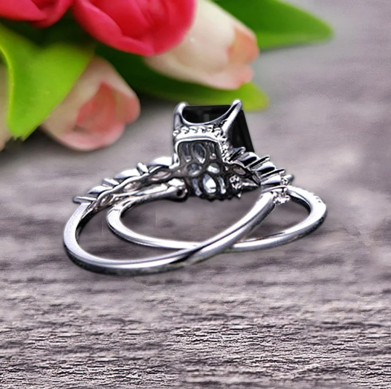 Conjunto de noivado para casal em ouro branco de 10 quilates com moissanita preta lapidada em esmeralda de 2 quilates (total)-3