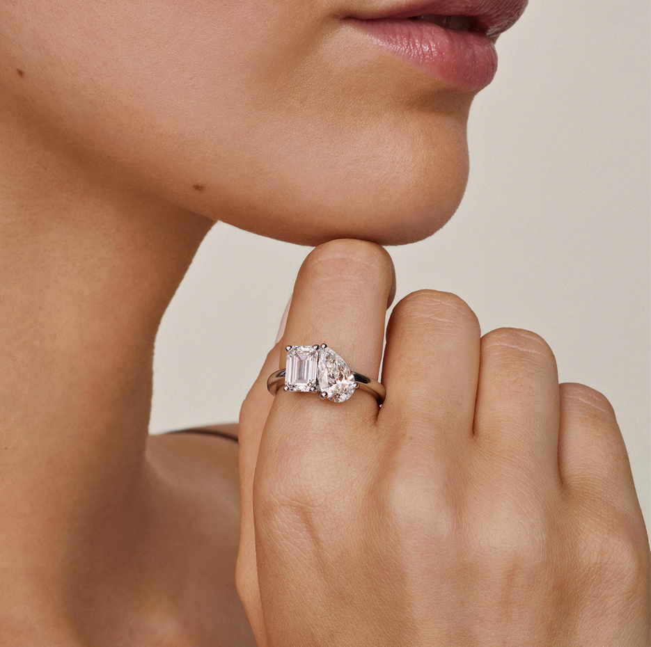 Anillo de compromiso personalizado de moissanita y esmeralda en forma de pera de oro blanco de 10 quilates con peso total de 2 quilates.-2