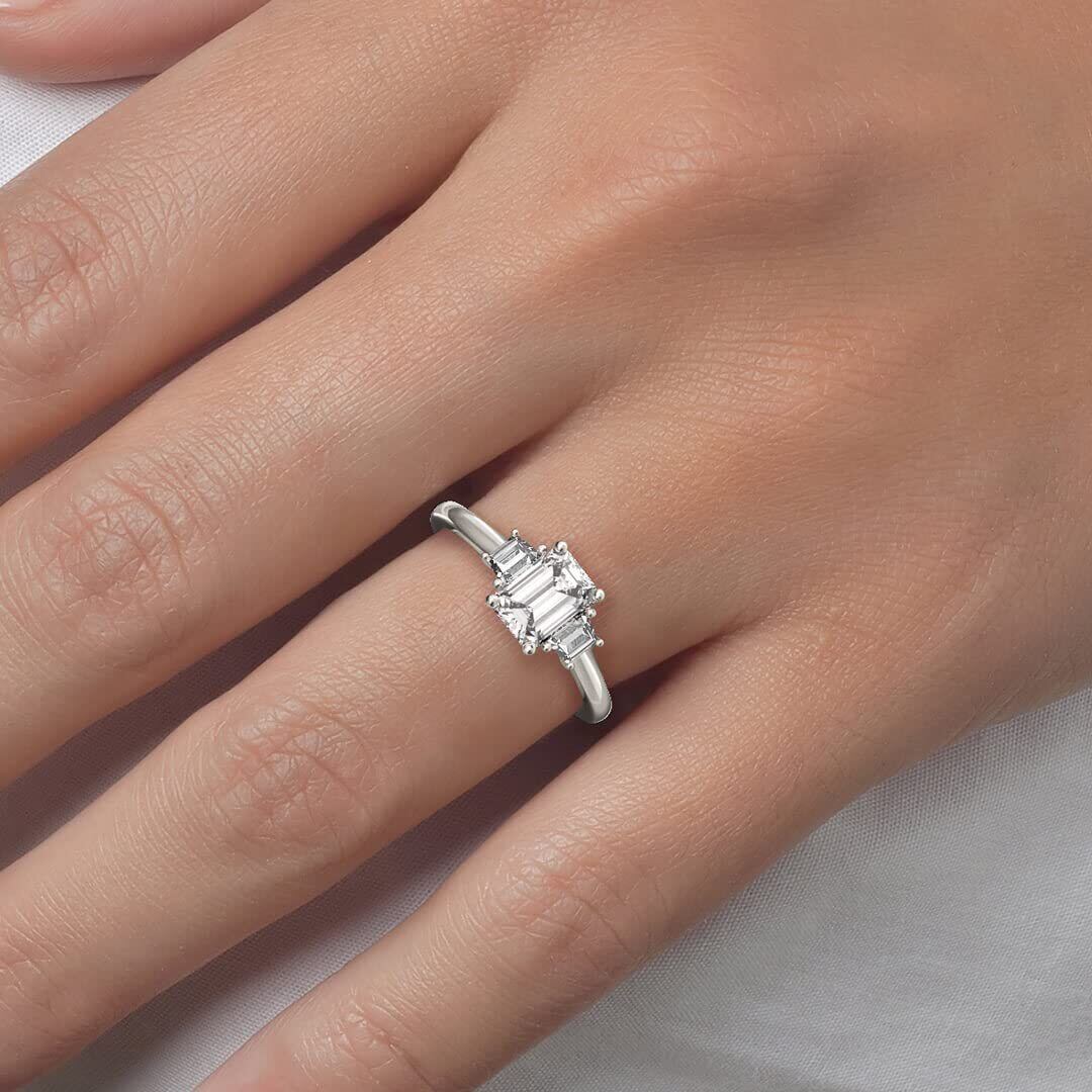 Anillo de compromiso con grabado personalizado de moissanita de 2 quilates y corte princesa en oro blanco de 10 quilates-2